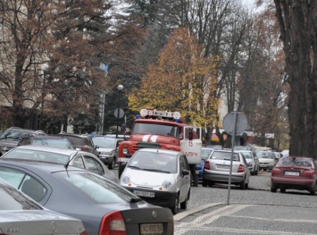 Облраду заміновано, але депутати продовжують голосувати