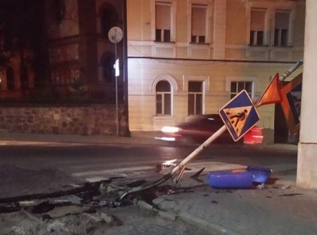 В Ужгороді автомобіль зніс дорожній знак