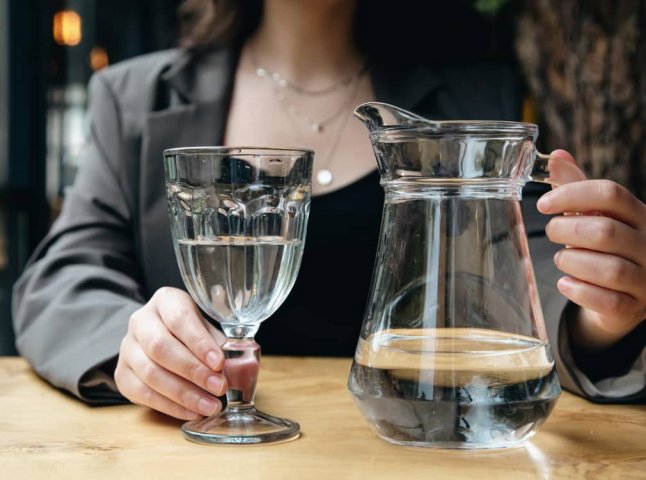 Чи дійсно корисно пити 2 літри води на день: у журналі «Science» опублікували відповідь