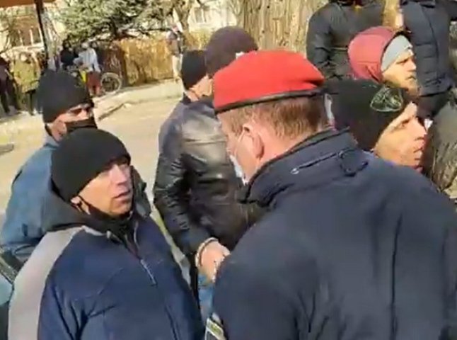Крики та сутички з поліцією: що зараз коїться в Ужгороді