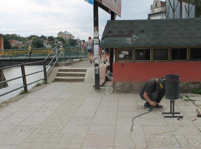 В Ужгороді облагородили Київську набережну новими смітниками