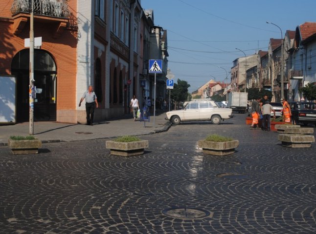 На вулицях Пушкіна та Ілони Зріні у Мукачеві нанесли розмітку для паркування, а на їх перехресті встановили клумби