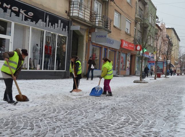 На прибирання вулиць та тротуарів в Мукачеві задіяно майже 50 комунальників