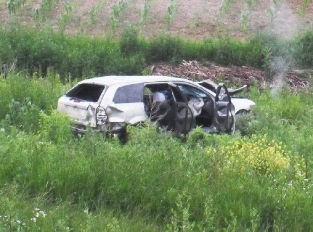 На межі Закарпаття та Львівщини автомобіль мешканця Чернівців злетів у кювет