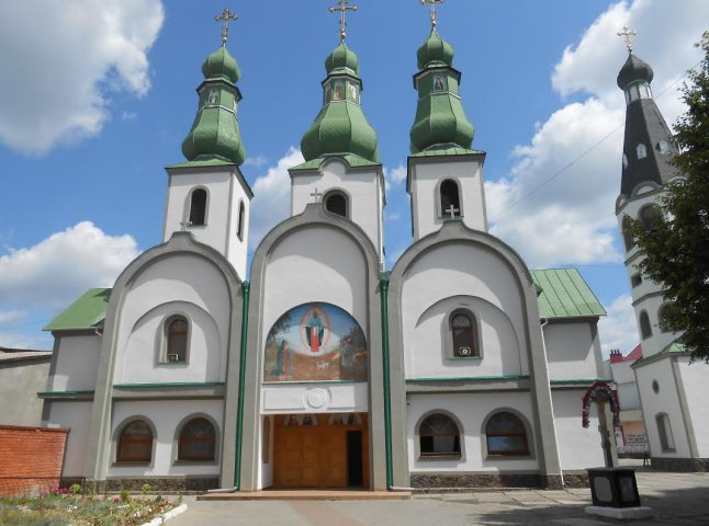 У Мукачеві прямо в церкві затримали жінку, яка намагалася вкрасти від вірянки сумочку
