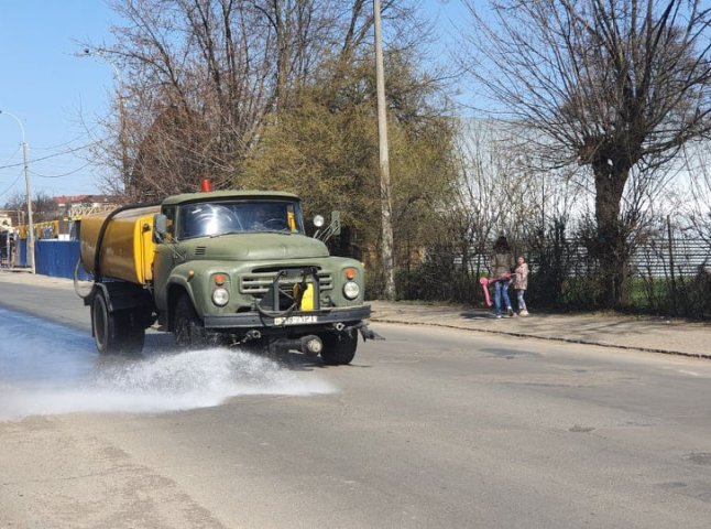 В Ужгороді продовжуть дезінфекцію громадських місць