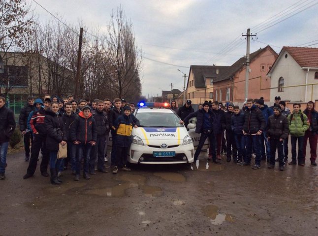 Патрульні поліцейські поспілкувались із учнями Мукачівського аграрного ліцею