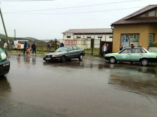 У Виноградові водій мікроавтобуса на шаленій швидкості протаранив "Audi" та врізався в огорожу (ФОТО)