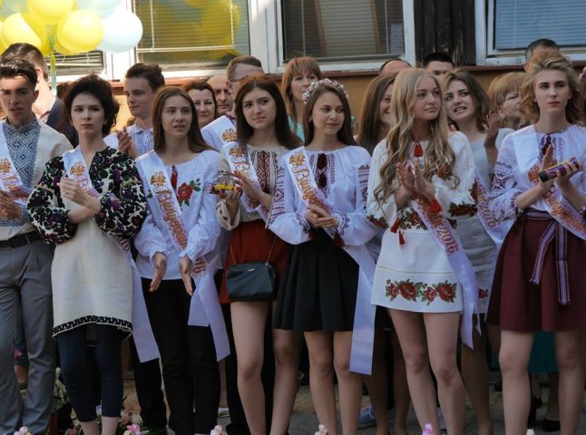 Останній дзвоник пролунав і для майже 700 випускників шкіл Ужгорода