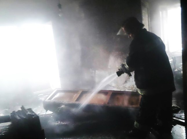 У Сваляві під час гасіння пожежі в квартирі рятувальники евакуювали 8 осіб