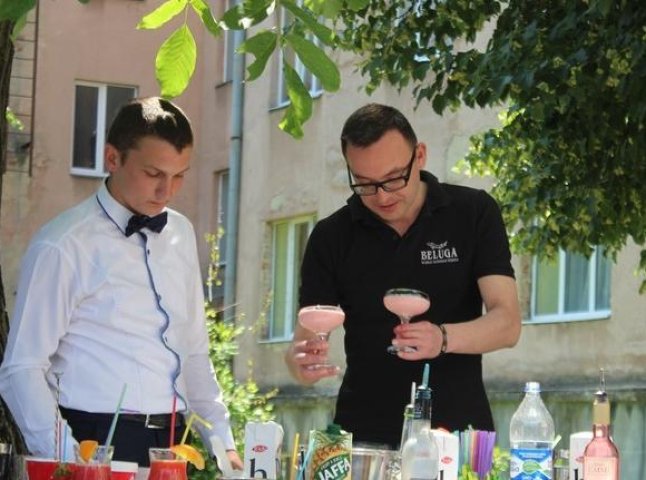 Студенти Мукачівського торговельно-економічного коледжу показали як правильно працювати в ресторанах