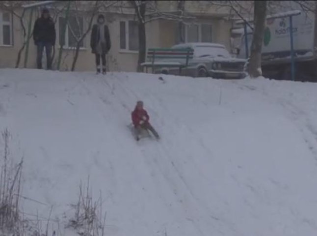 Ужгородська "Кірпічка" перетворилась на зимовий атракціон