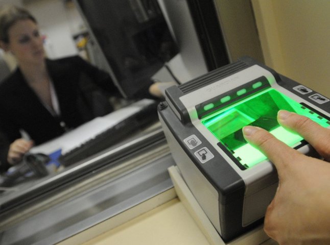 Подаючи документи на отримання шенгенської візи, закарпатці муситимуть здати відбитки пальців