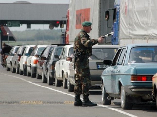 Через повільну роботу митників та прикордонників на українсько-угорському кордоні протестують водії