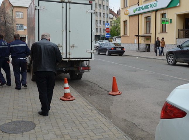 В Ужгороді працівники ДАІ ліквідовують всі незаконно встановлені знаки парковки для окремих водіїв