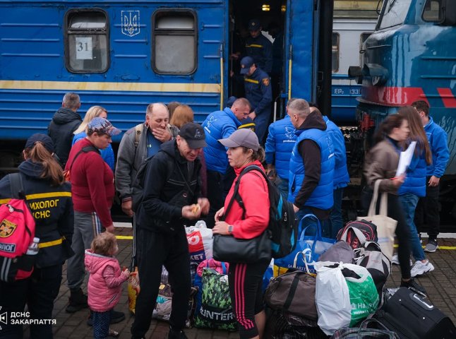 На Закарпатті зустріли евакуаційний потяг з Донецької області