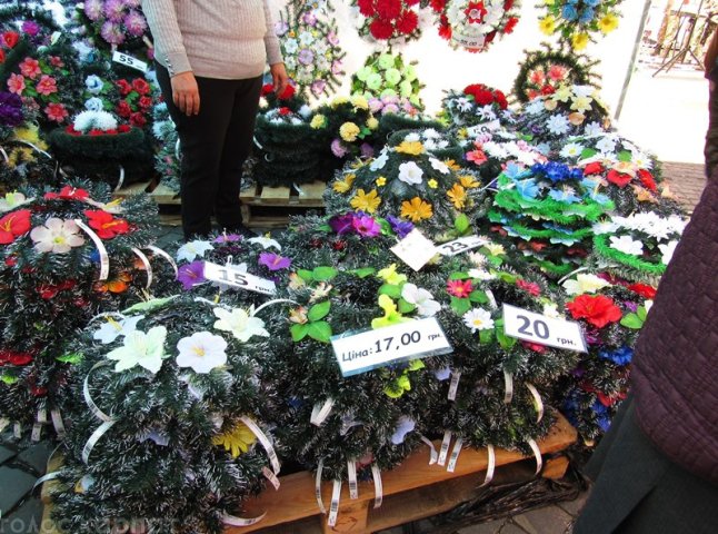Вінки, свічки та квіти: у скільки обійдеться вшанувати пам’ять померлих у Мукачеві