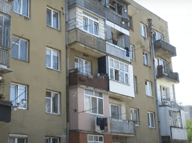Жителі однієї з багатоповерхівок Мукачева потерпають від трупного смороду