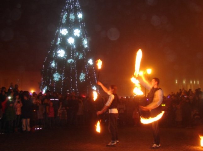 У центрі Хуста відбулось святкове вогняне шоу