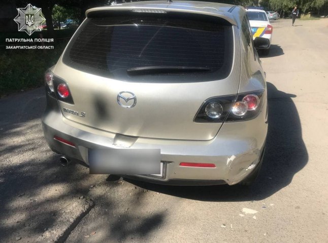 Патрульні розшукують водія, який в’їхав у Mazda в Ужгороді