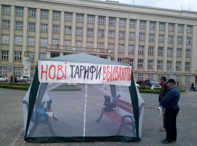 З площі Народної в Ужгороді Іван Данацко прибрав намет