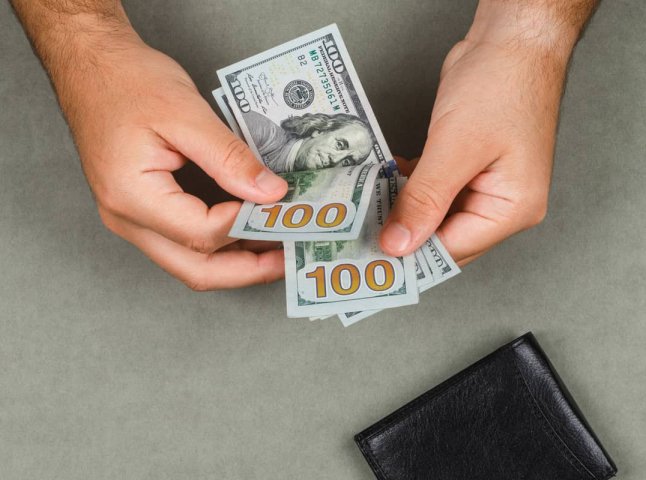 Непорозумінь більше не буде: НБУ чітко вказав, як міняють «білі» та «сині» долари