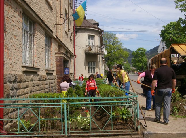 Працівники Міжгірського районного суду провели суботник (ФОТО)