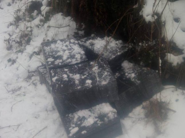 На Рахівщині виявили замасковані у снігу контрабандні пакунки сигарет
