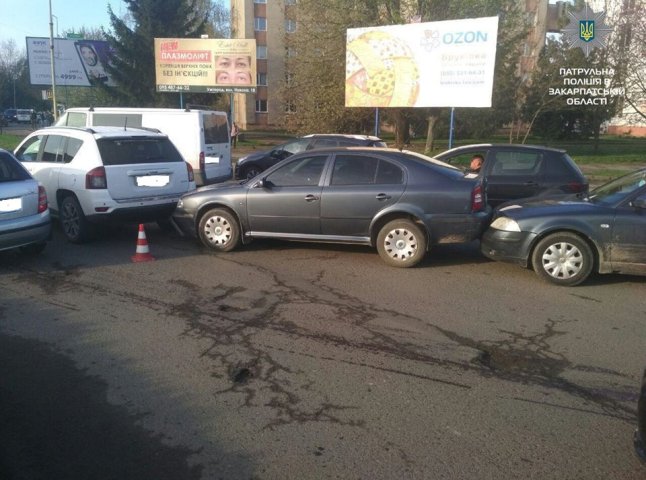 В Ужгороді недотримання дистанції водієм "Фольксвагена" закінчилося потрійною ДТП
