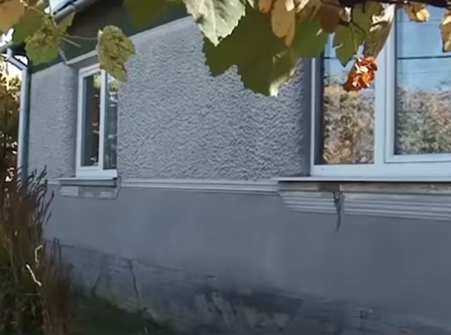 На Ужгородщині жінка бореться за свій будинок