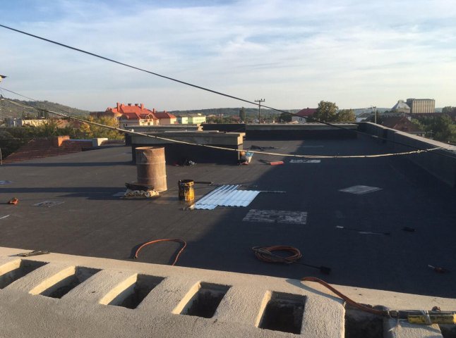 У Мукачеві завершують ремонт даху однієї з багатоповерхівок