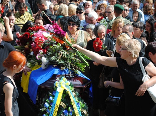 Сльози, квіти та слова подяки – у Мукачеві прощаються із загиблим Вільгельмом Штольцельом (ФОТО)