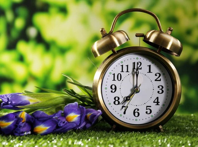 Коли переводять годинники на літній час 2026