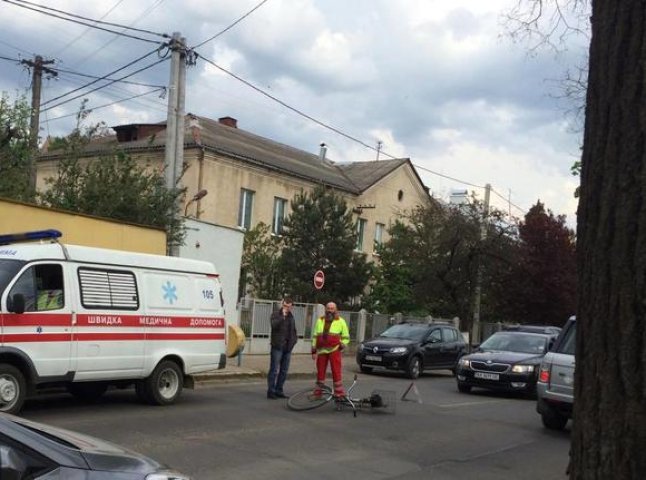 В Ужгороді на Собранецькій ДТП, один із автомобілів врізався в дерево (ФОТО)