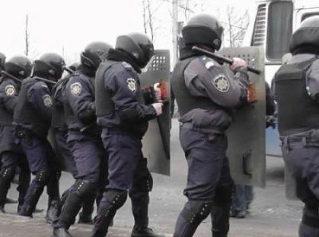 Закарпатський Беркут збирається на Київ? Бійці вже в автобусах