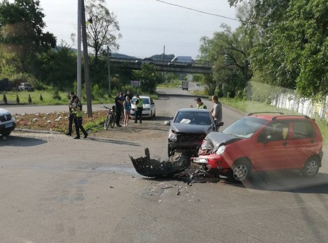 Уламки авто розкидані по дорозі: в Кольчині сталась аварія