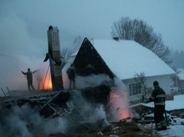 В Синевирі пожежа ледь не перекинулась на житловий будинок