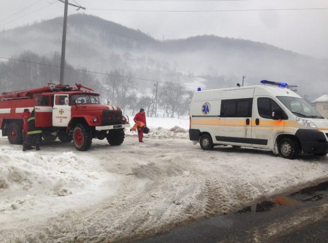 "Швидка" забуксувала, але допомогли рятувальники: історія допомоги важкохворому закарпатцю