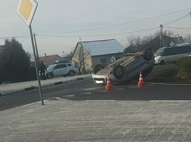 На в’їзді в Ужгород сталась аварія. Одна з машин перекинулась на дах