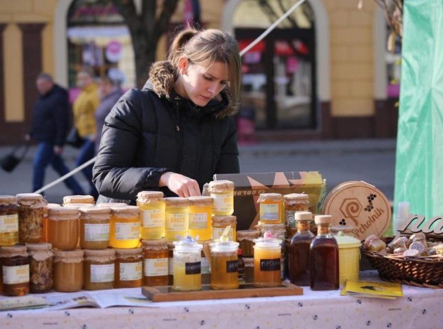 Смажена гуска, печені яблука і вино: у центрі Мукачева розпочався святковий ярмарок