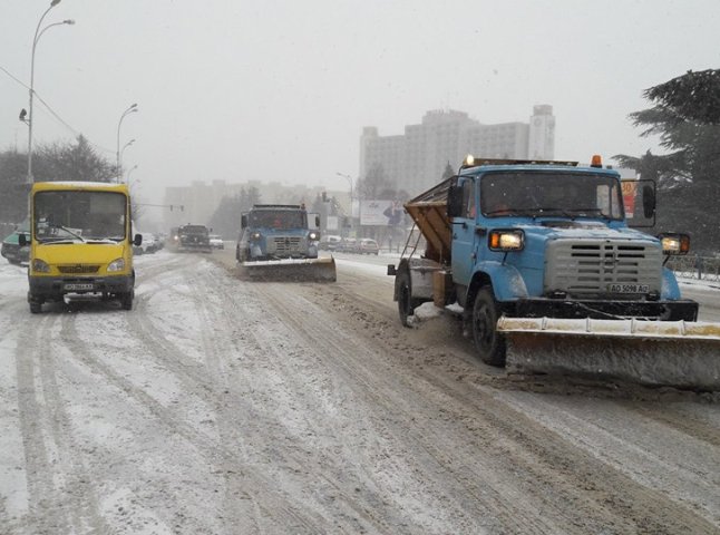 Вулиці Ужгорода розчищають від снігу