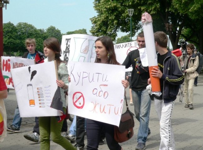 В Ужгороді молодь виступила проти тютюнопаління (ФОТО)