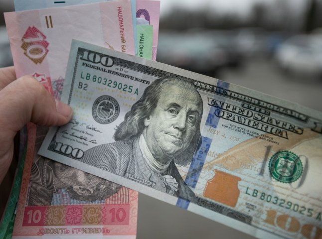 Курс валют в Україні: долар досяг рекордної позначки