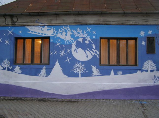 Зимовий пейзаж гігантських розмірів мукачівець намалював на власному будинку (ФОТО)