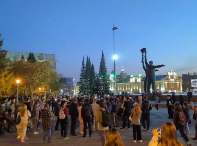 росіяни розпочали масові протести проти мобілізації по всій країні 