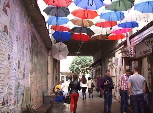 В Ужгороді невідомі пошкодили алею парасольок