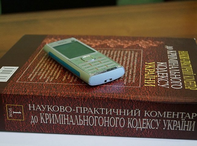 25-річна зловмисниця вкрала телефон від дівчини, поки та танцювала 