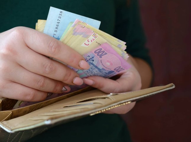 Мінімальна зарплата з 1 вересня: скільки українці отримуватимуть «на руки»