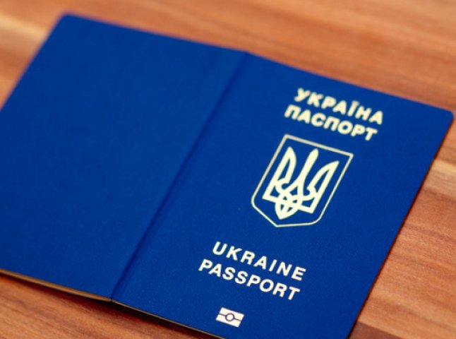 Закарпатцям масово видають закордонні паспорти