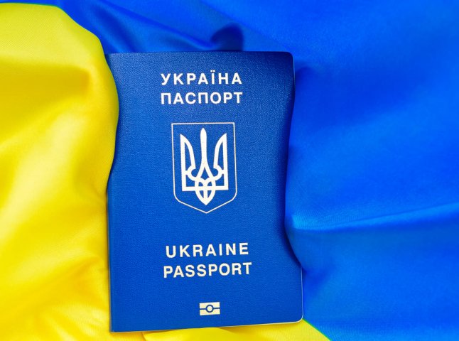 За що тепер доведеться платити українцям, які виїхали за кордон
